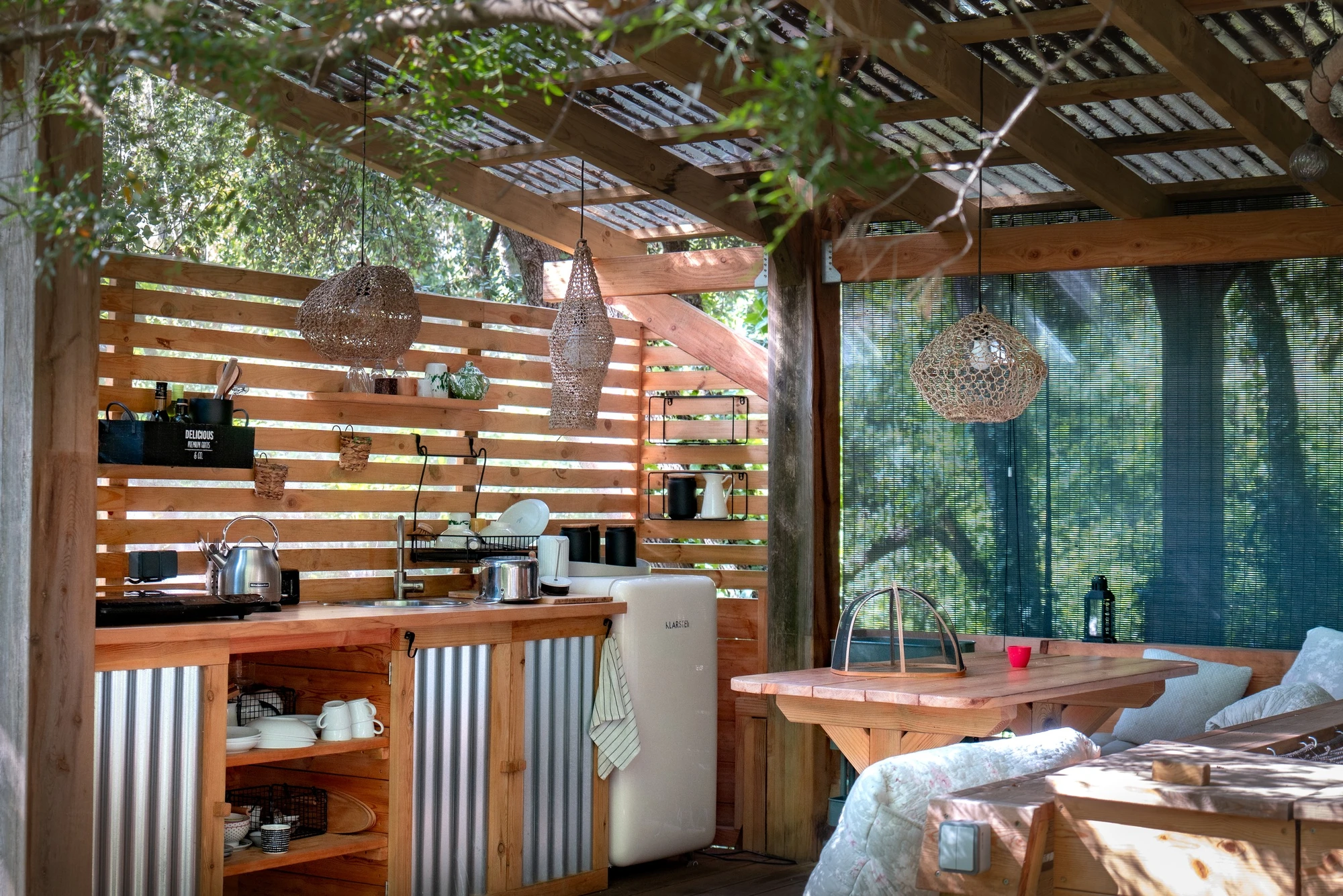 Cuisine extérieure privée de la cabane Bagheera, ouverte sur la forêt