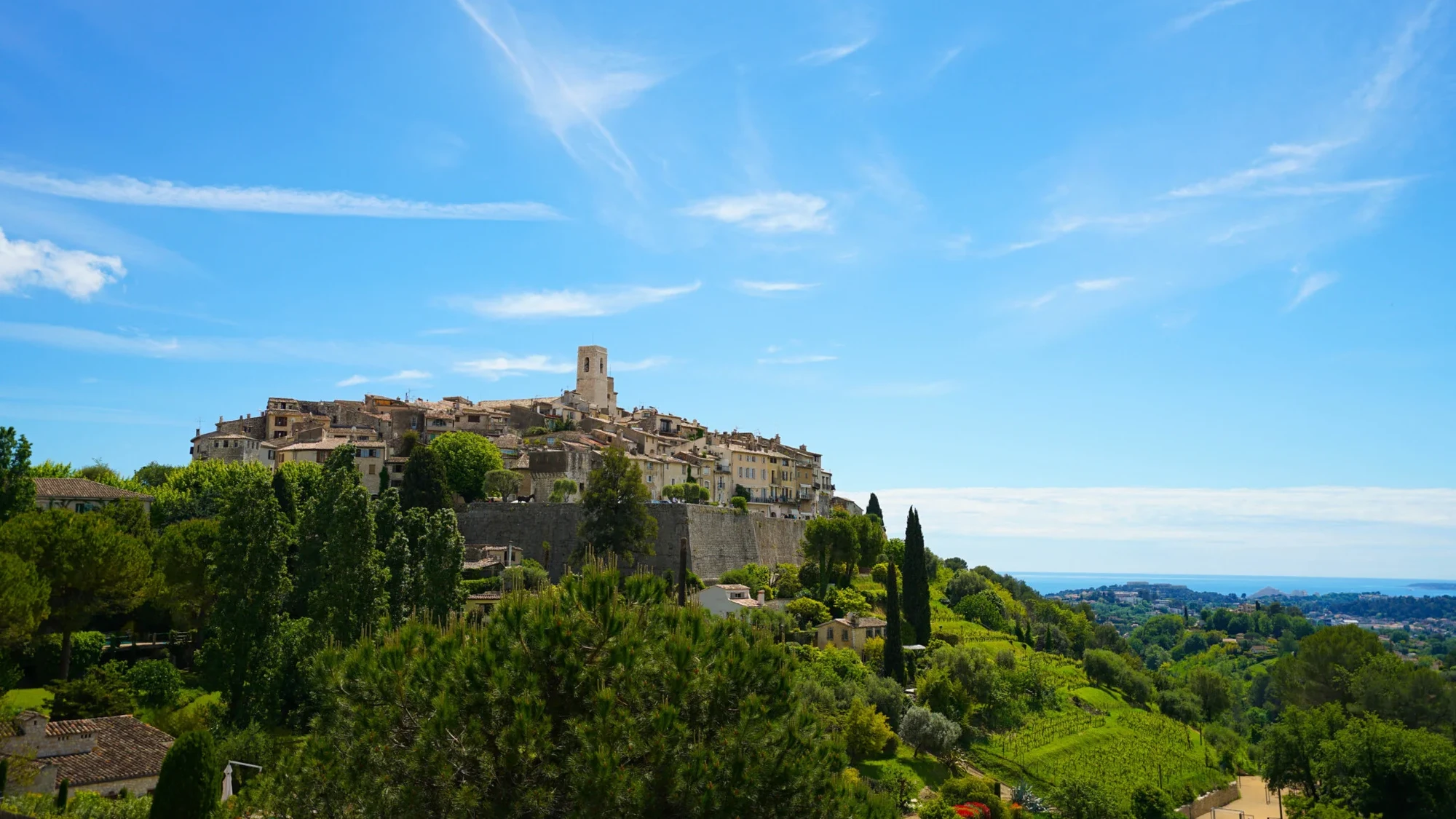 Le village perché de Saint-Paul-de-Vence vu depuis les collines