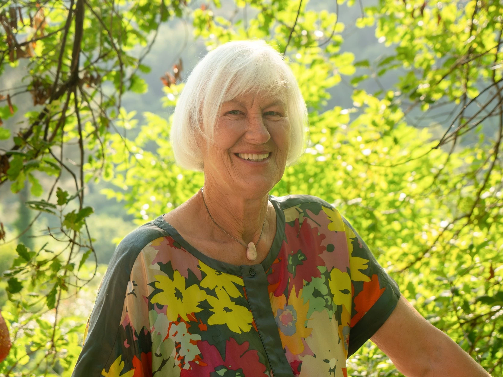 Diane Van den Berge, fondatrice d'Orion Treehouses, dans la forêt du domaine